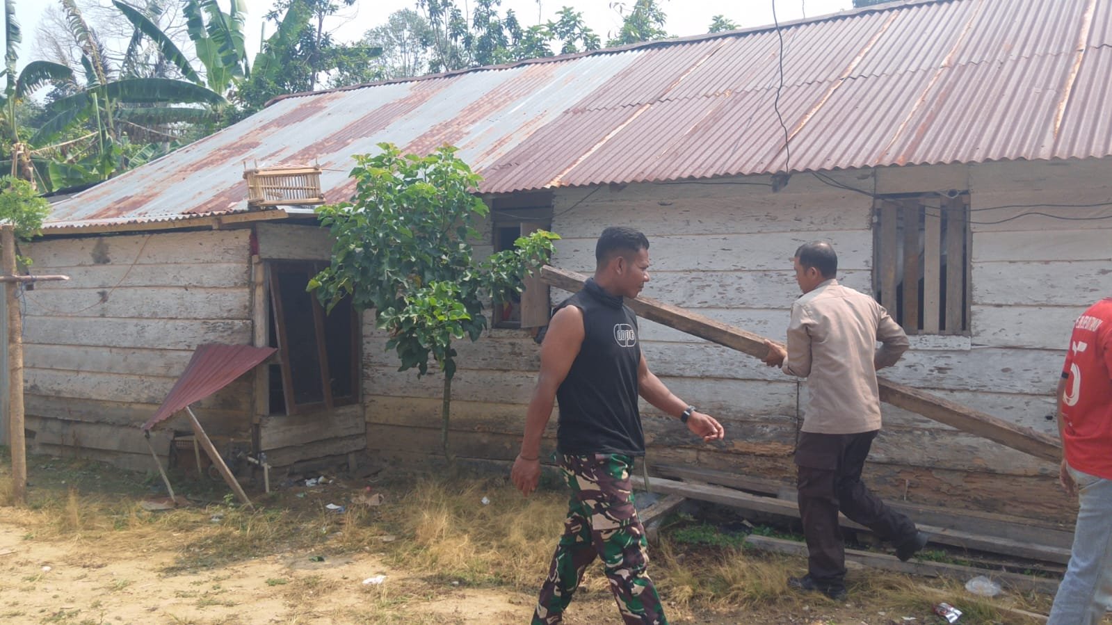 TNI dan Warga Bersama Renovasi Rumah Arianto di Desa Soe