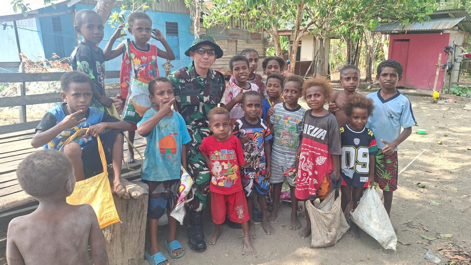 Keakraban TNI dan Anak-anak Yamboi: Dandim 1808/Mansel Perkuat Komunikasi