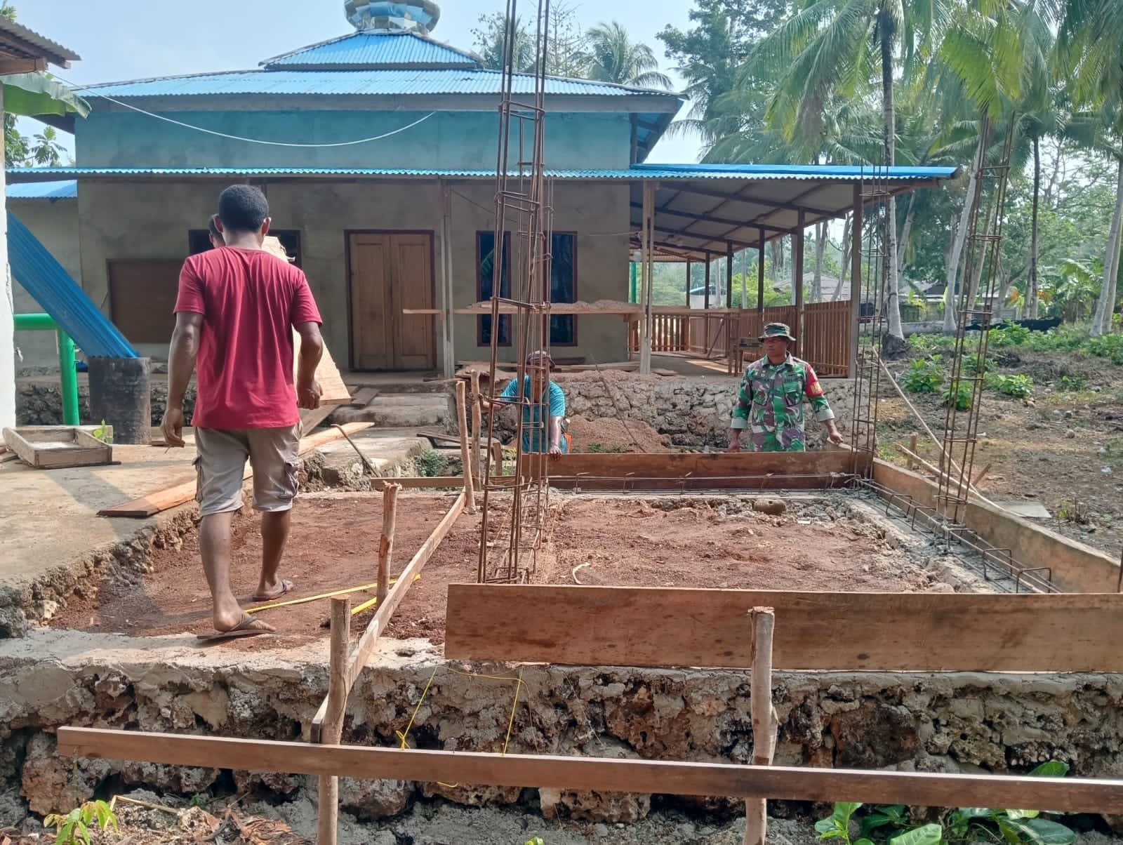 Satgas TMMD Kodim 1512/Weda Teruskan Proyek Bak Wudhu di Desa Kacepi