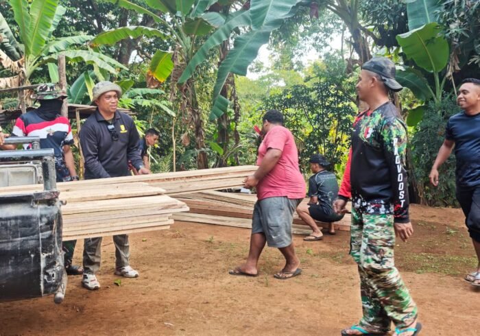 Warga dan Satgas TMMD ke-130 Bersatu Atasi Medan Sulit