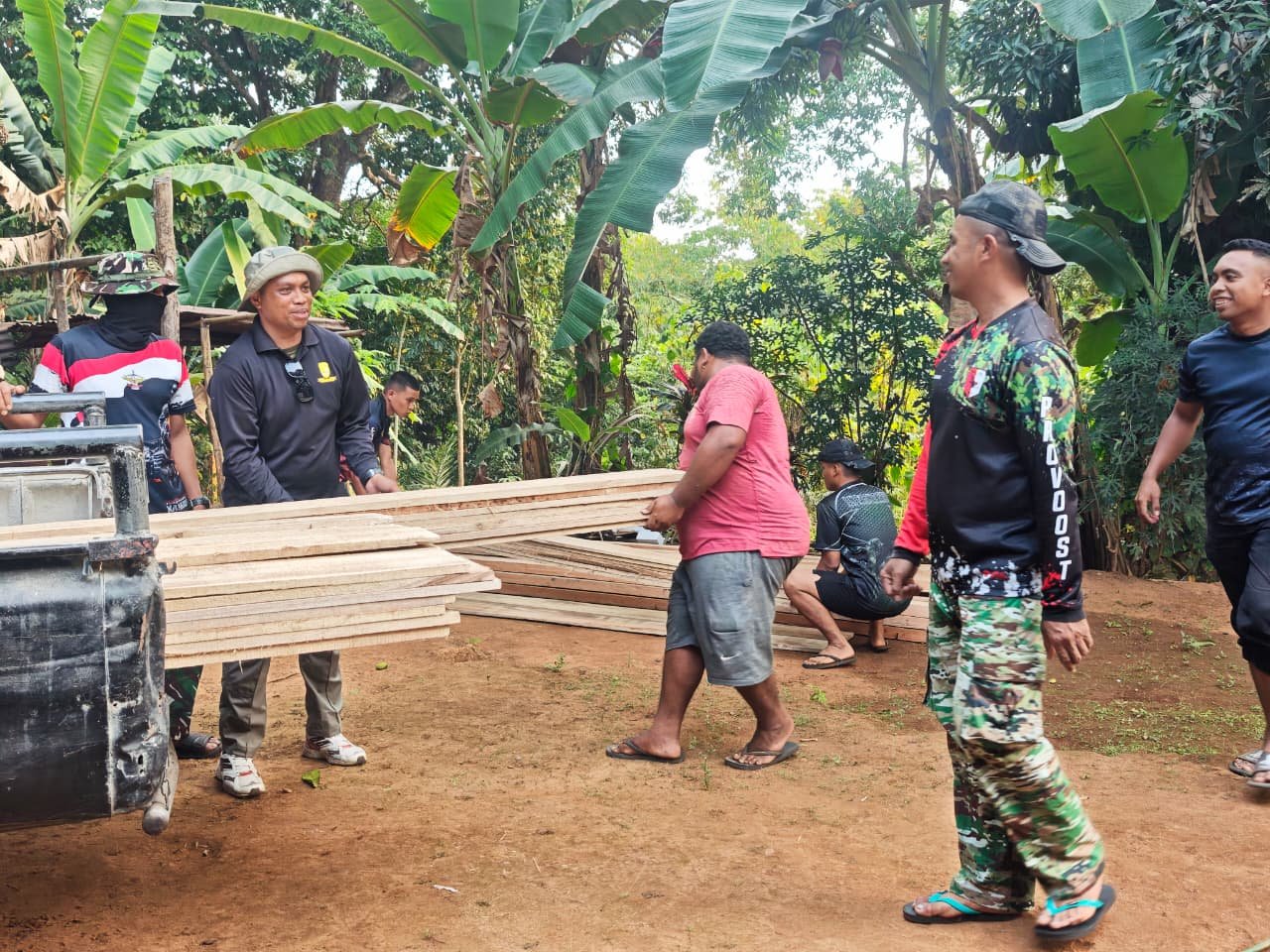 Warga dan Satgas TMMD ke-130 Bersatu Atasi Medan Sulit