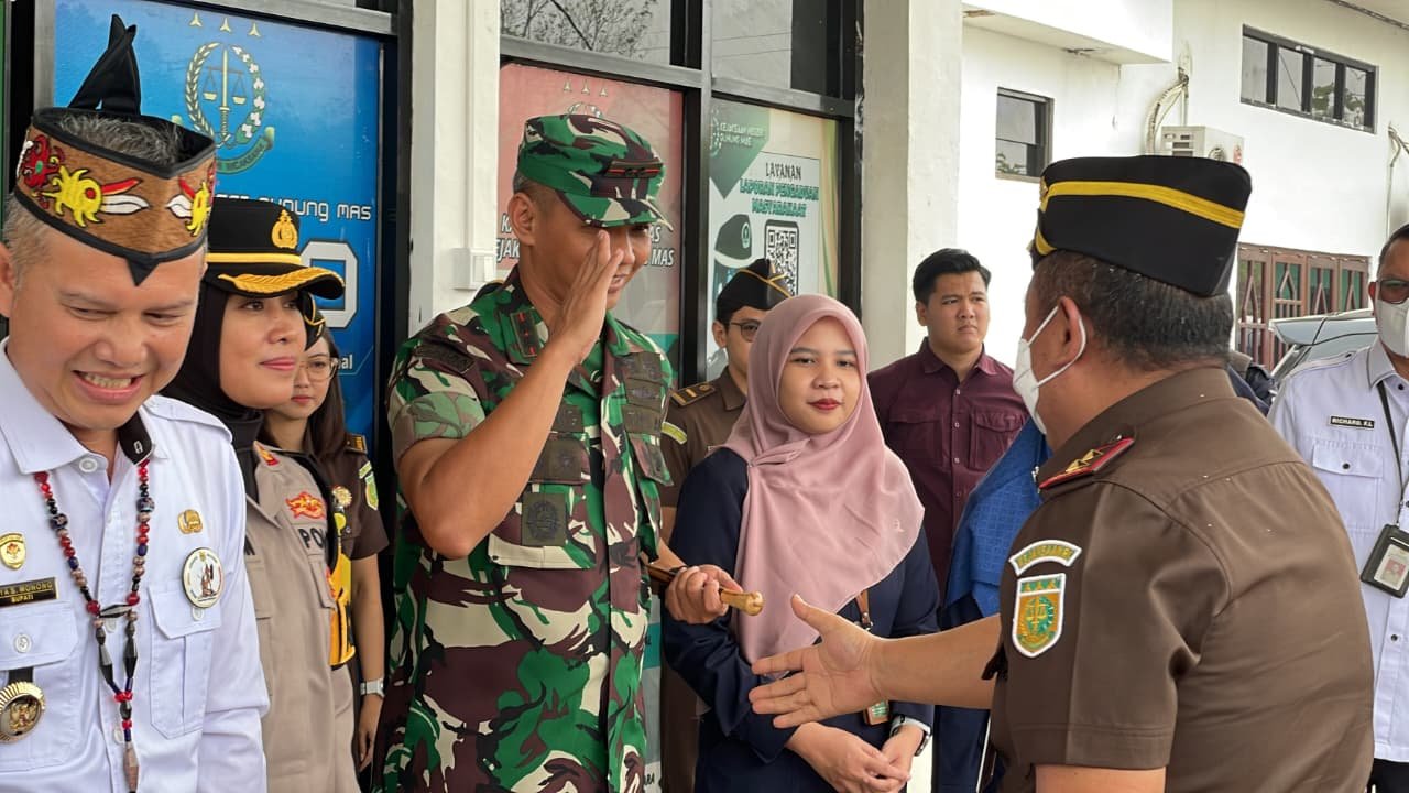 DANDIM 1018 GUNUNG MAS DAN FORKOPIMDA SAMBUT KUNJUNGAN KERJA KAJATI
