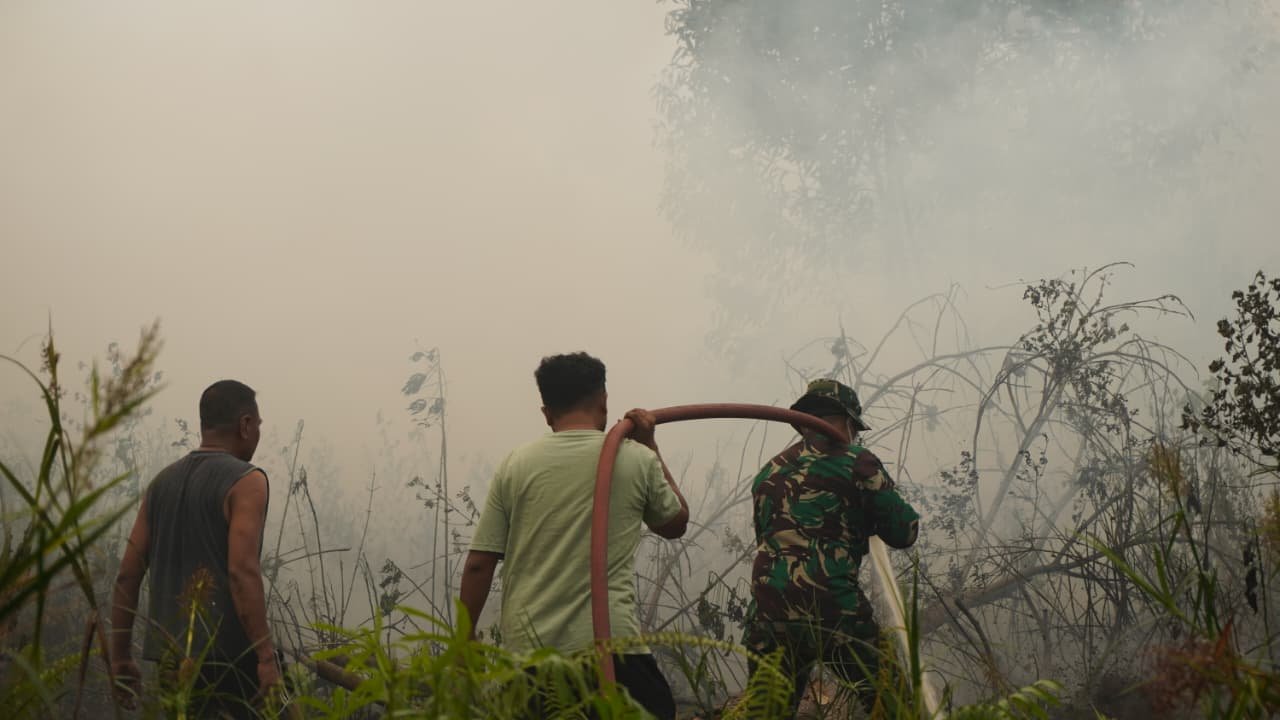 Tim TNI dan Posko Karhutla Giat Memadamkan Api di Kotawaringin Timur