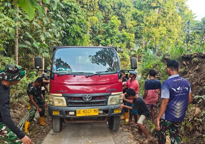 Sinergi TNI dan Masyarakat dalam Distribusi Material TMMD