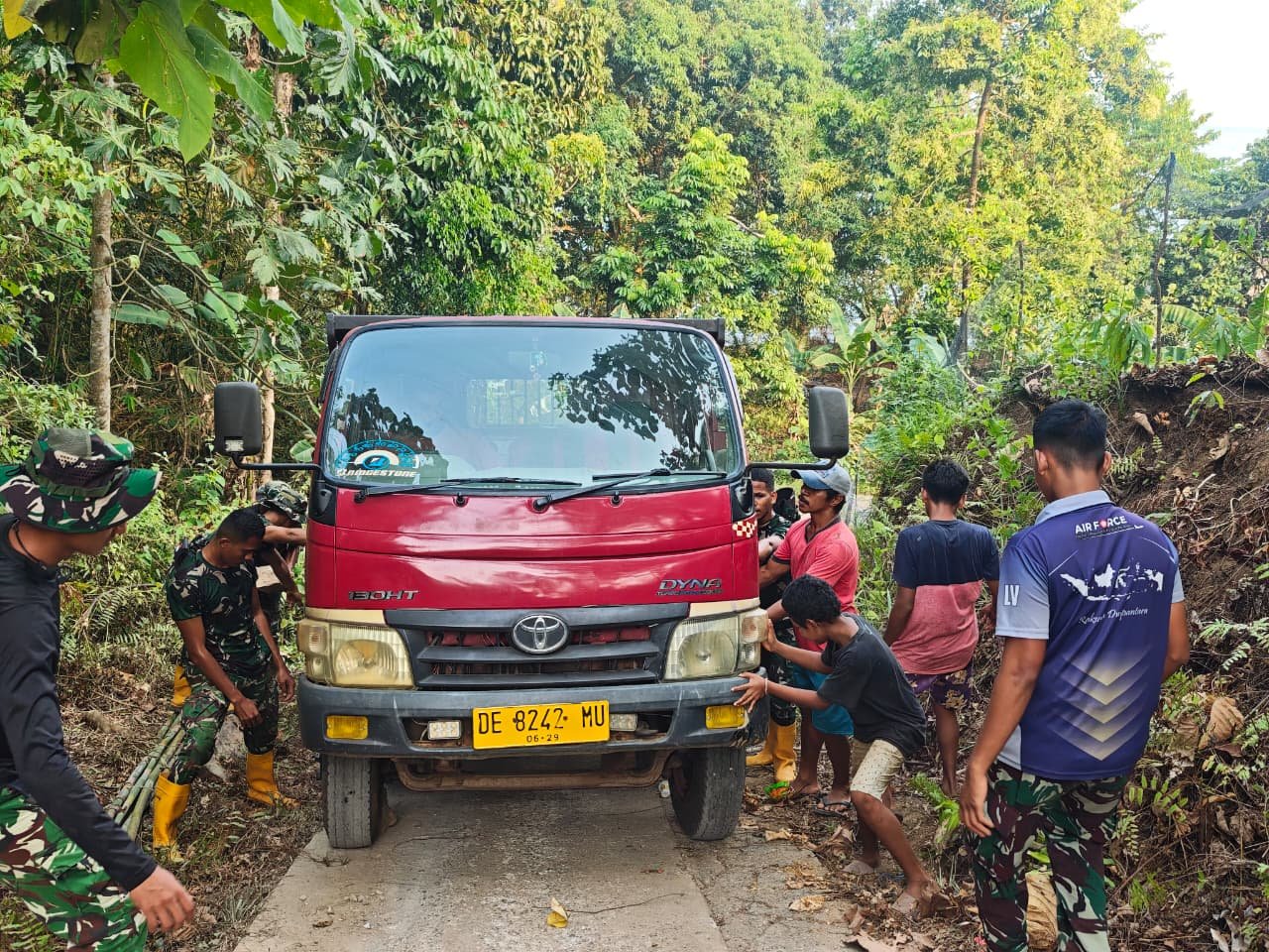 Sinergi TNI dan Masyarakat dalam Distribusi Material TMMD