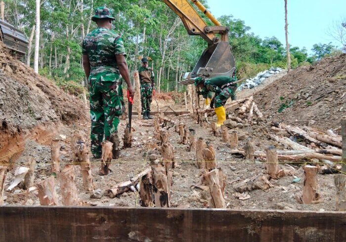 Satgas TMMD Ke-130 Lanjutkan Pemasangan Trucuk Galam untuk Jembatan di Desa Karang Rejo