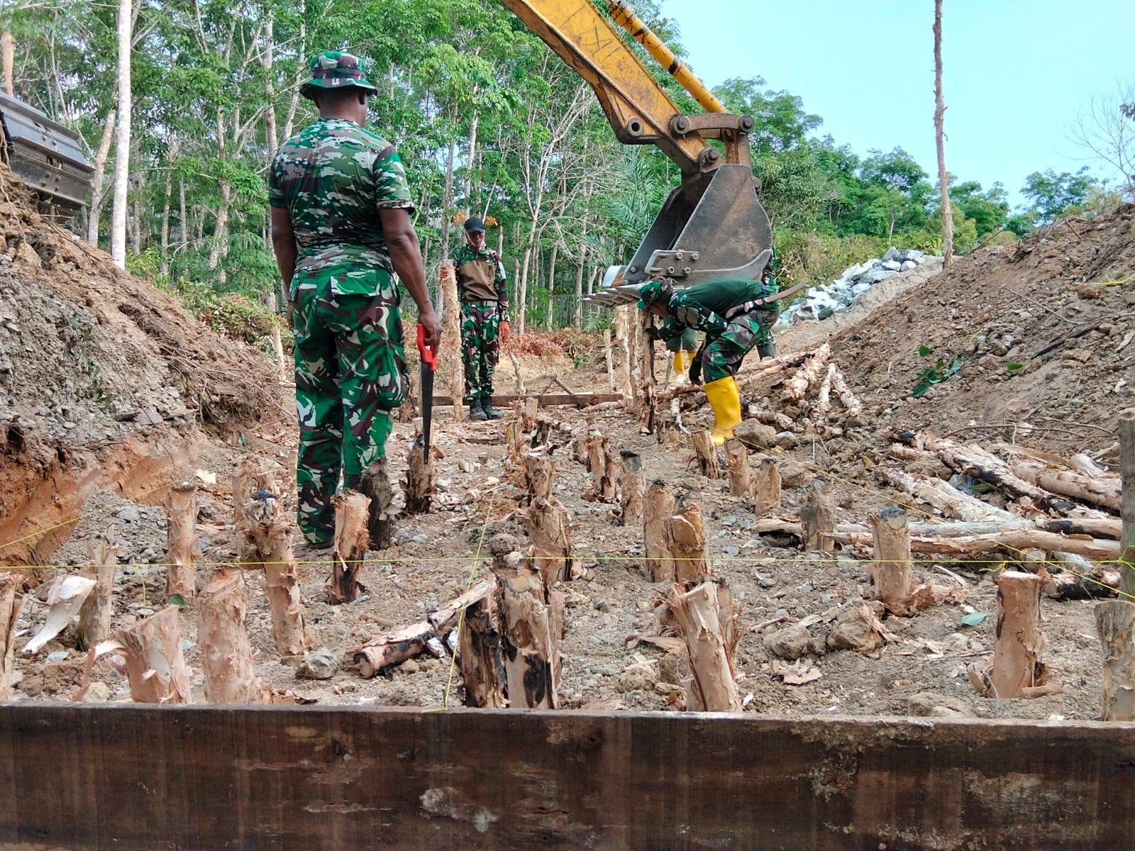 Satgas TMMD Ke-130 Lanjutkan Pemasangan Trucuk Galam untuk Jembatan di Desa Karang Rejo