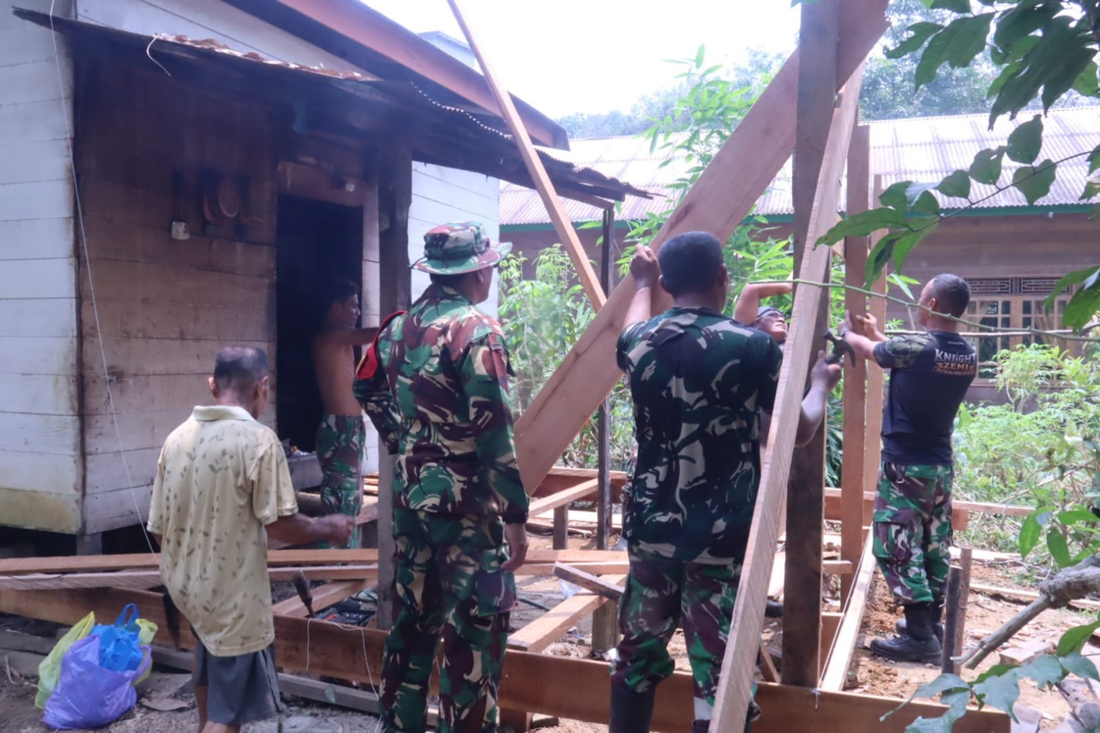 TNI Laksanakan Program Rehabilitasi Rumah di Muara Teweh