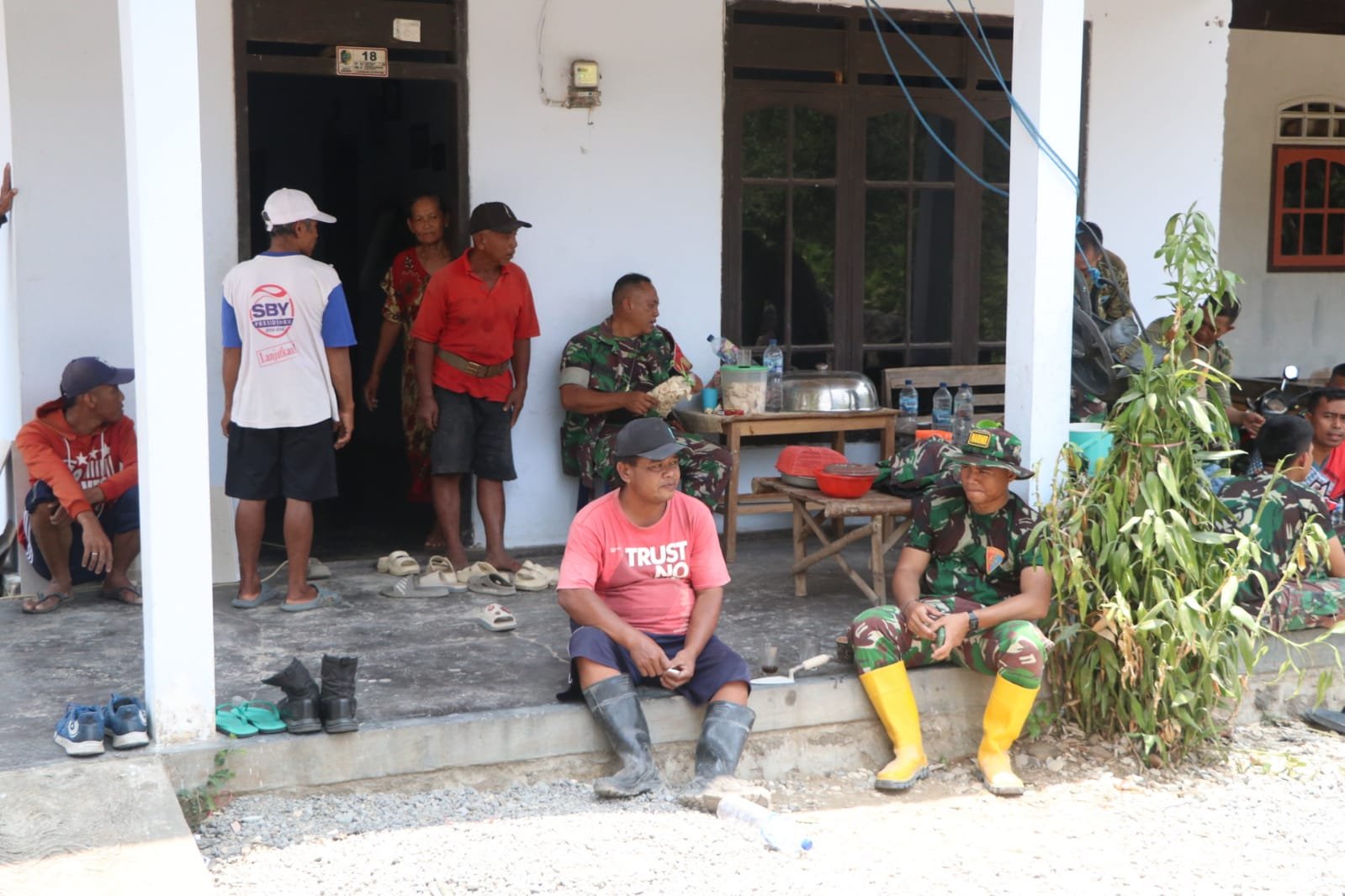 Kegiatan Makan Bersama Warga, Satgas TMMD ke-130 Kodim Tulungagung Ciptakan Kehangatan Sosial
