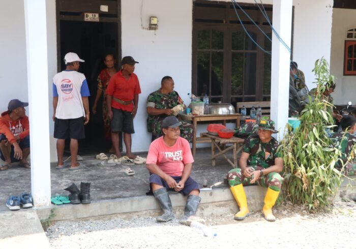 Makan Siang Bersama Warga, Memperkuat Sinergi Satgas TMMD ke-130 di Tulungagung