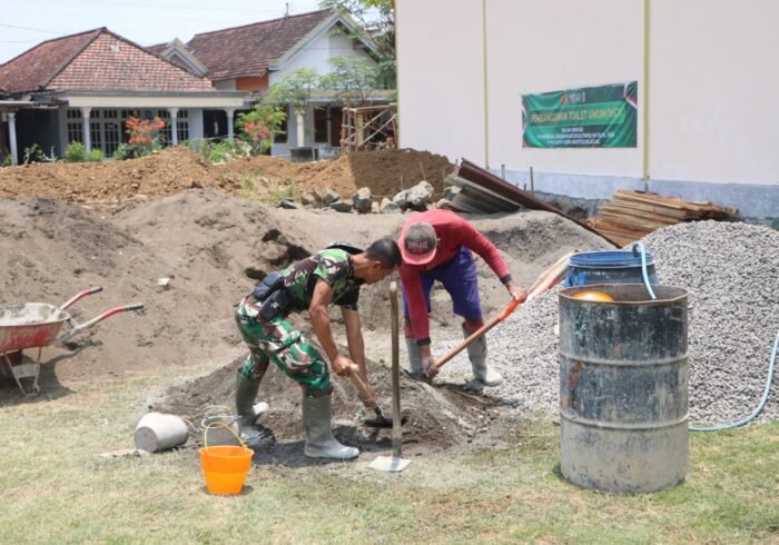 Satgas TMMD ke-130 Bersinergi dengan Warga dalam Pembangunan MCK Umum