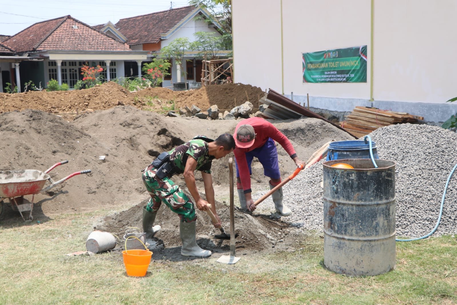 Satgas TMMD ke-130 Bersinergi dengan Warga dalam Pembangunan MCK Umum