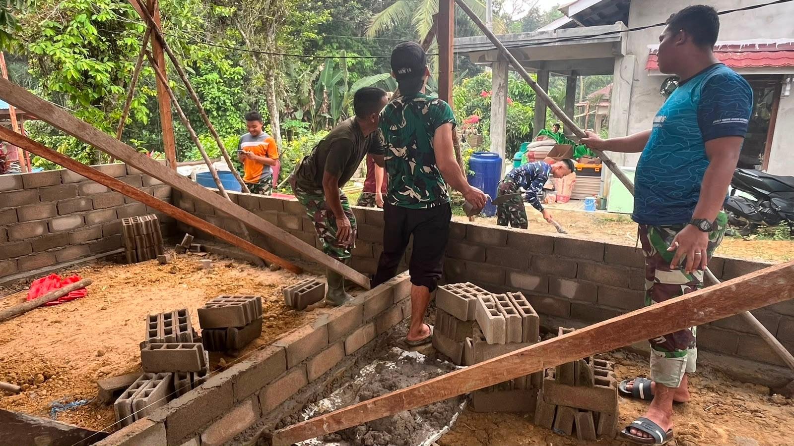 Satgas TMMD Kodim 1210/Landak Mempercepat Pembangunan Rumah Ibu Suhanim