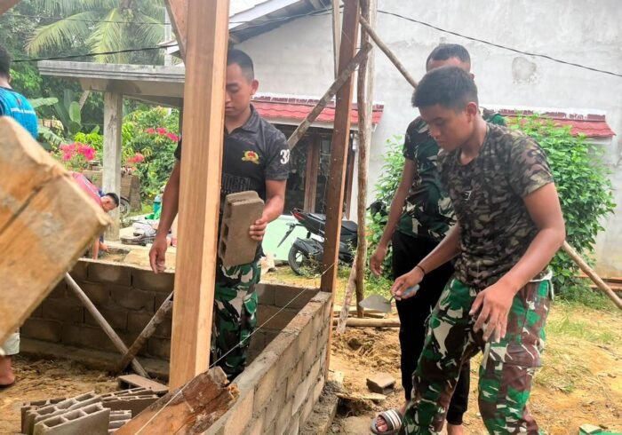 Pemasangan Dinding Batako Rumah Ibu Suhanim oleh Satgas TMMD
