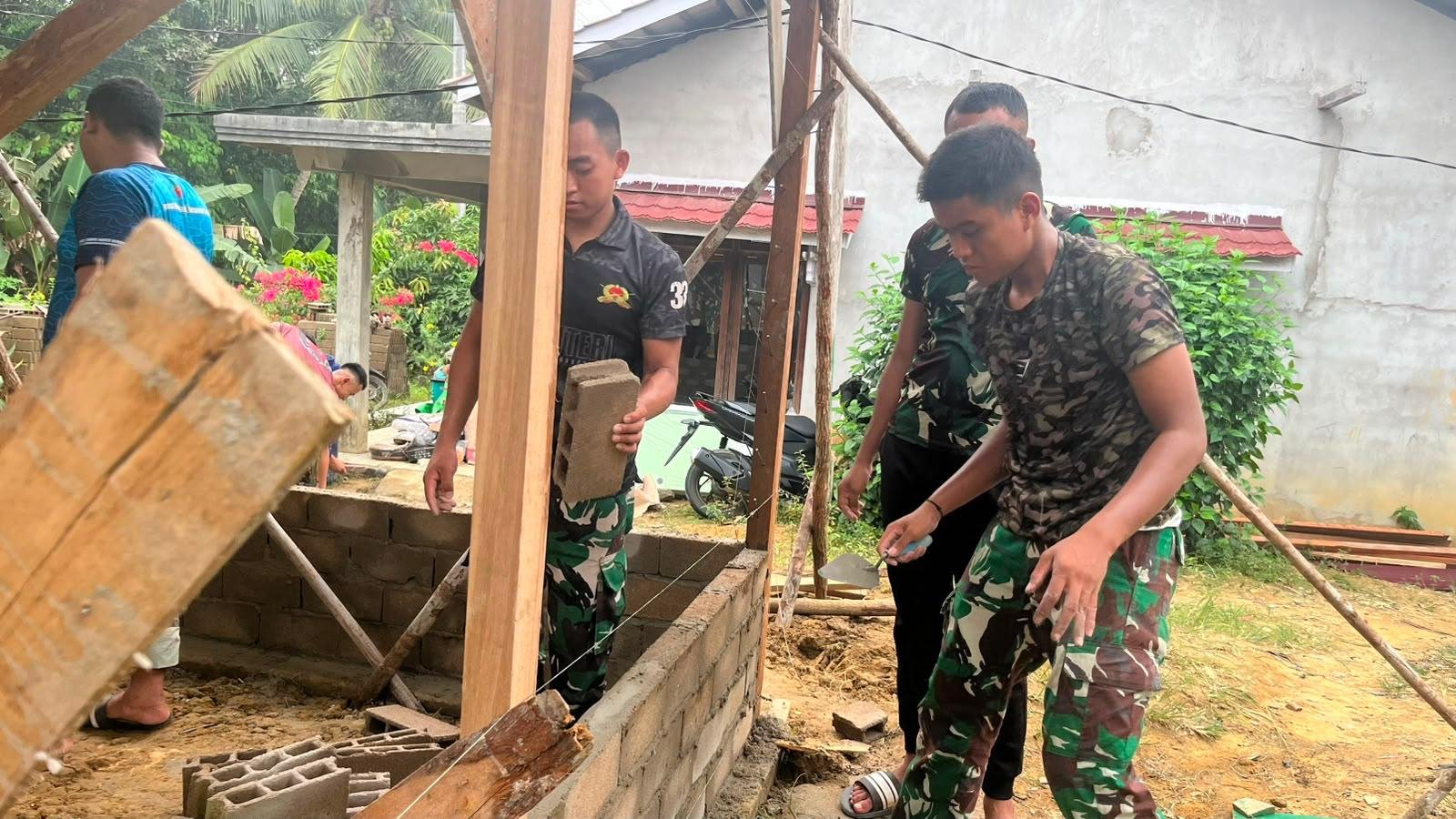 Pemasangan Dinding Batako Rumah Ibu Suhanim oleh Satgas TMMD