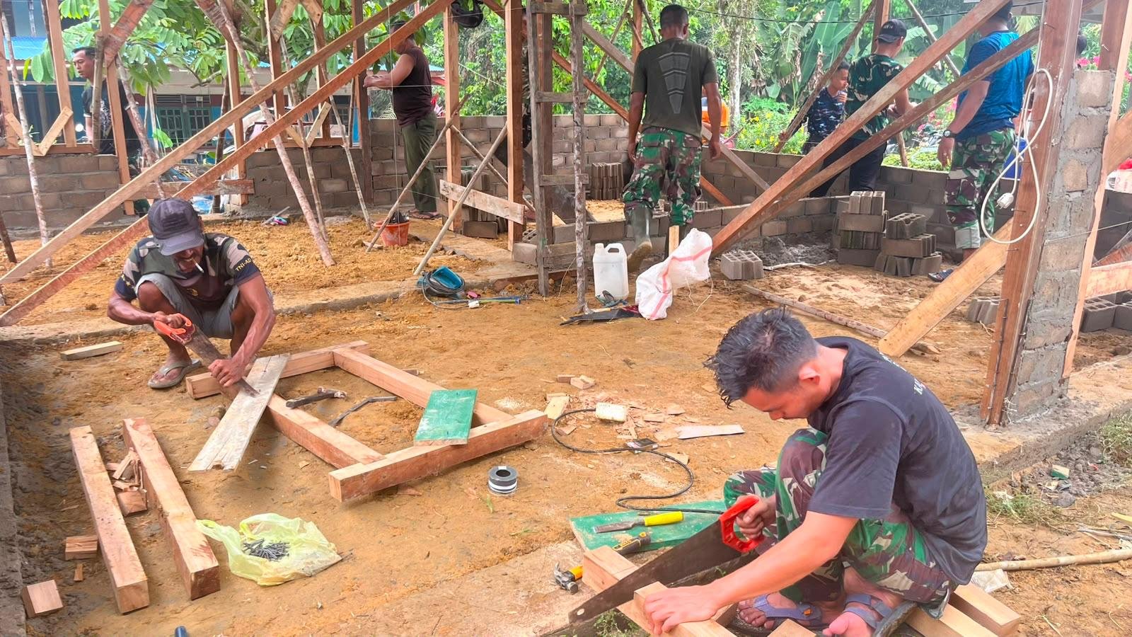 TMMD Landak: Sinergi Dalam Pembangunan Rumah Ibu Suhanim
