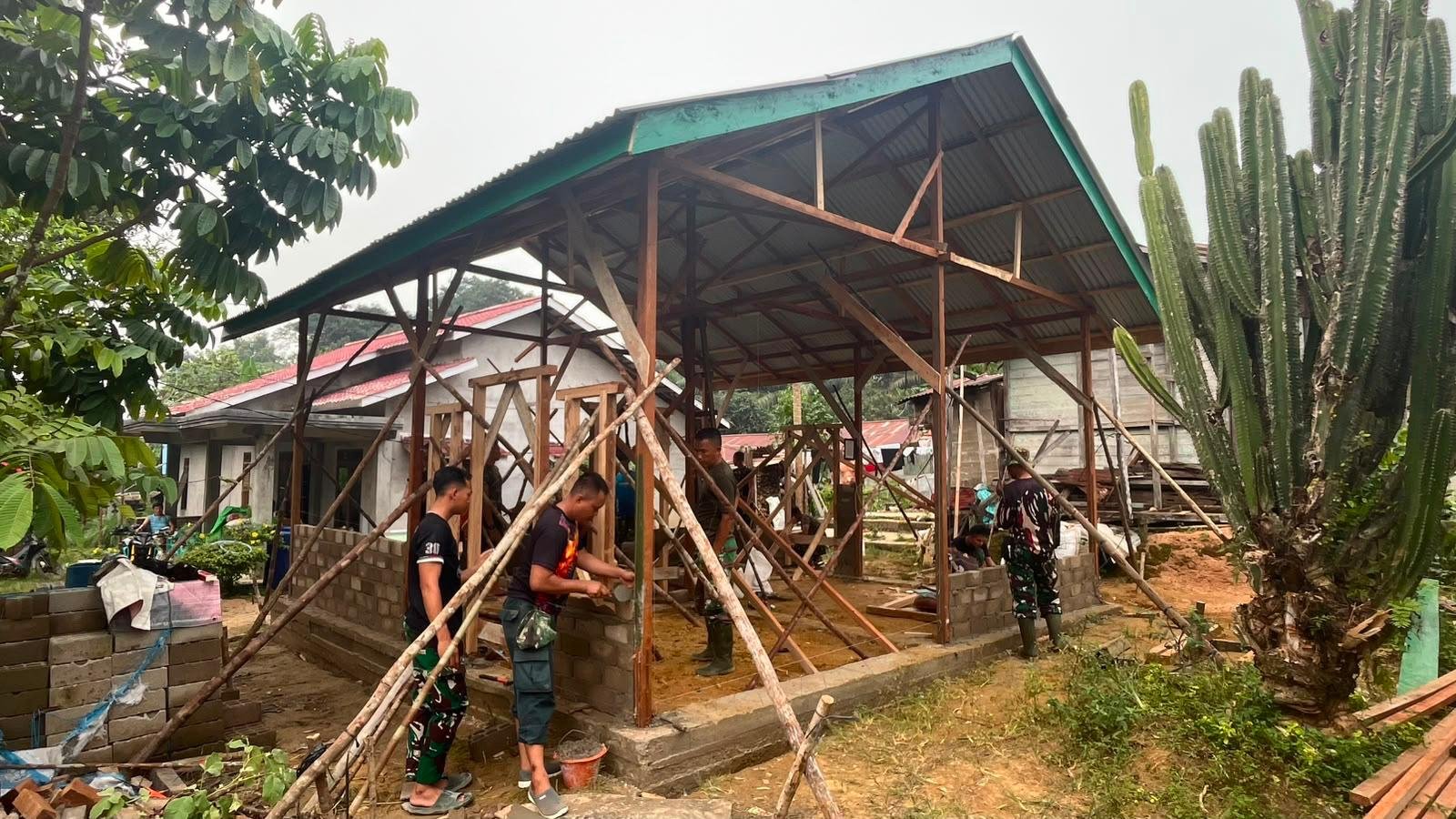 TMMD Kodim 1210/Landak: Pembangunan Rumah Menjadi Harapan Baru