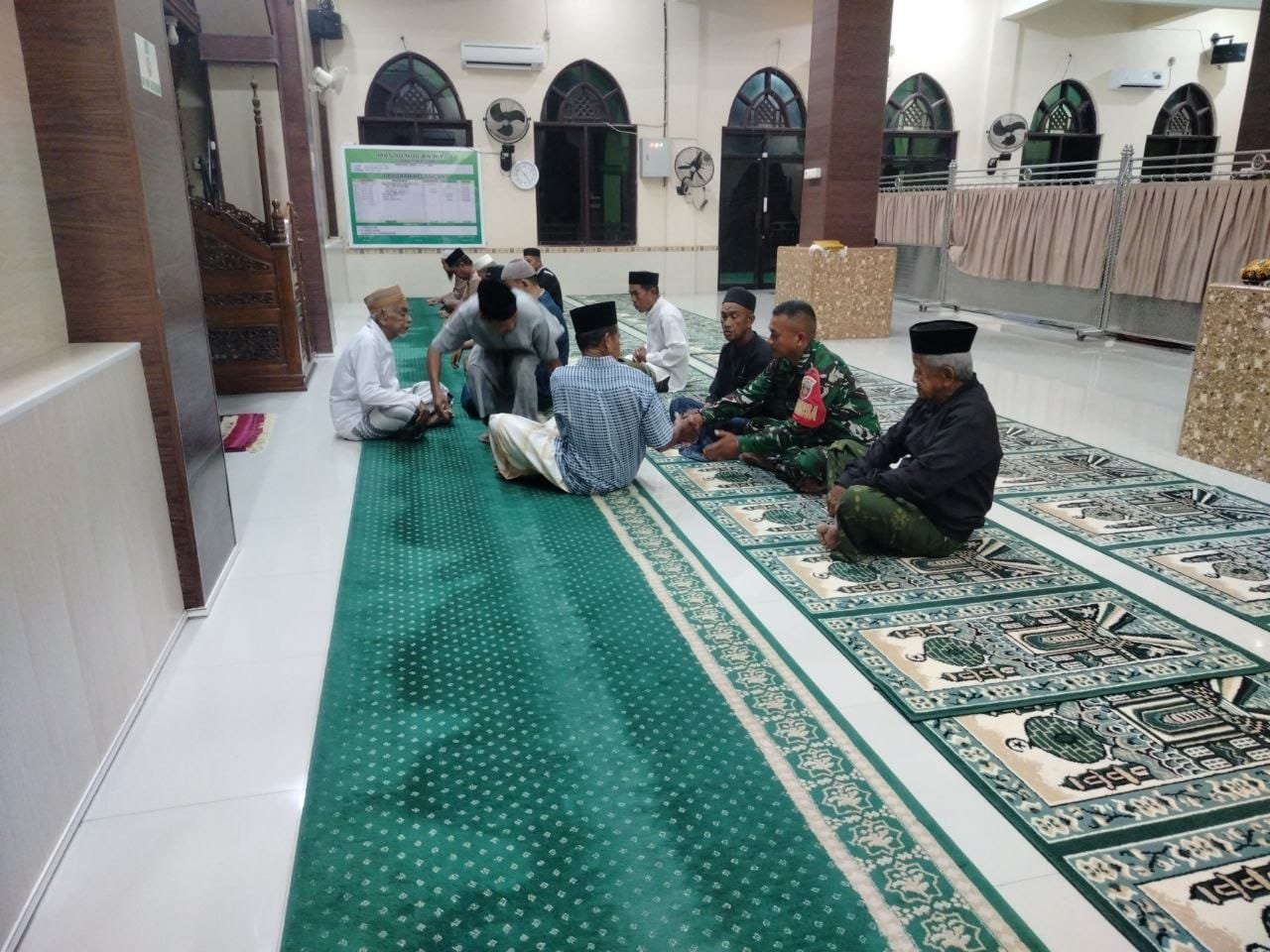 Bersama Masyarakat, Babinsa Kodim 1420/Sidrap Rutin Gelar Sholat Subuh dan Komsos