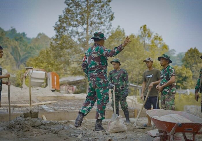 Komitmen TMMD Tercermin dari Kebersamaan Dansatgas dan Anggota