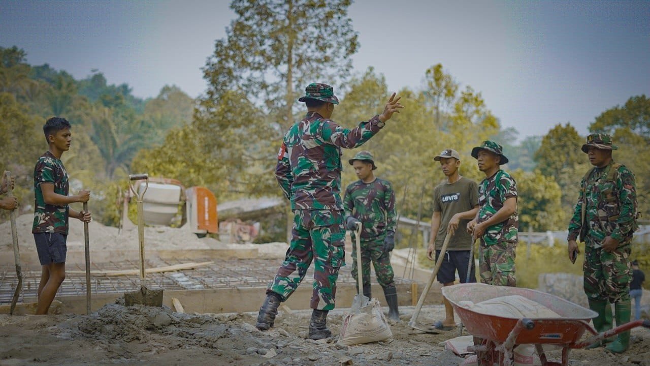 Komitmen TMMD Tercermin dari Kebersamaan Dansatgas dan Anggota