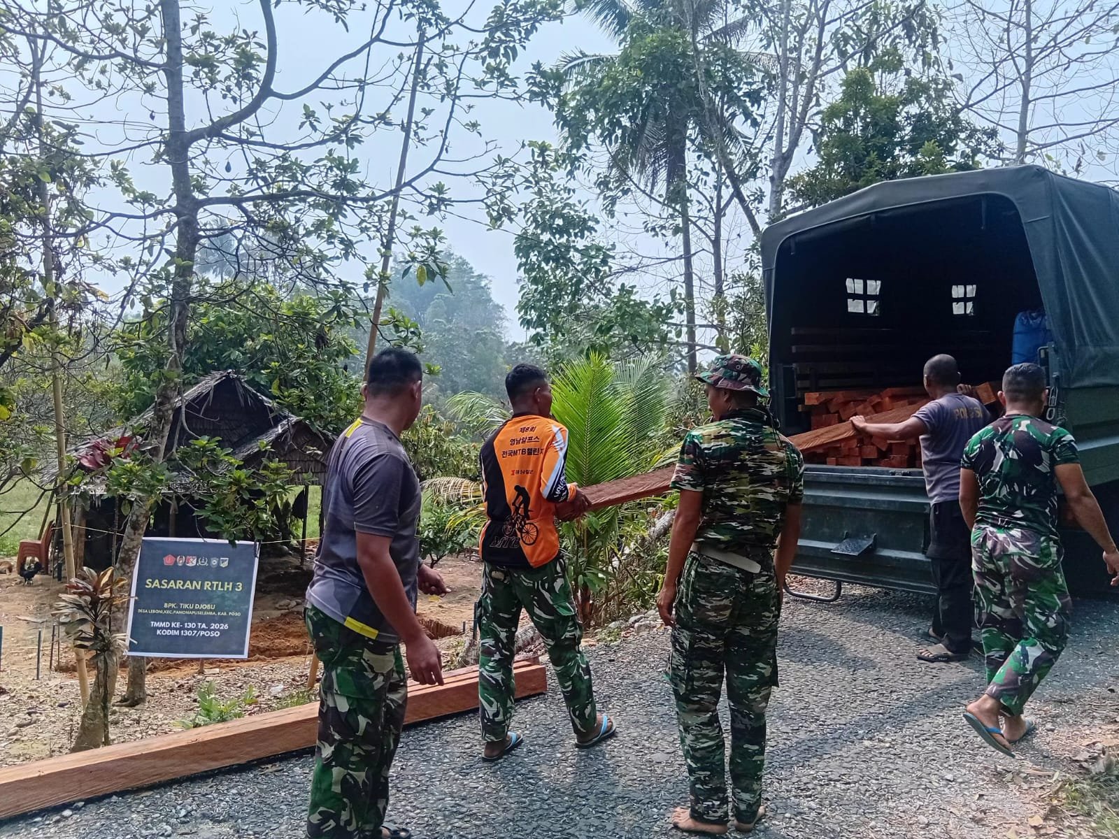 Satgas TMMD ke-130 Berikan Bantuan Material untuk Perbaikan Rumah