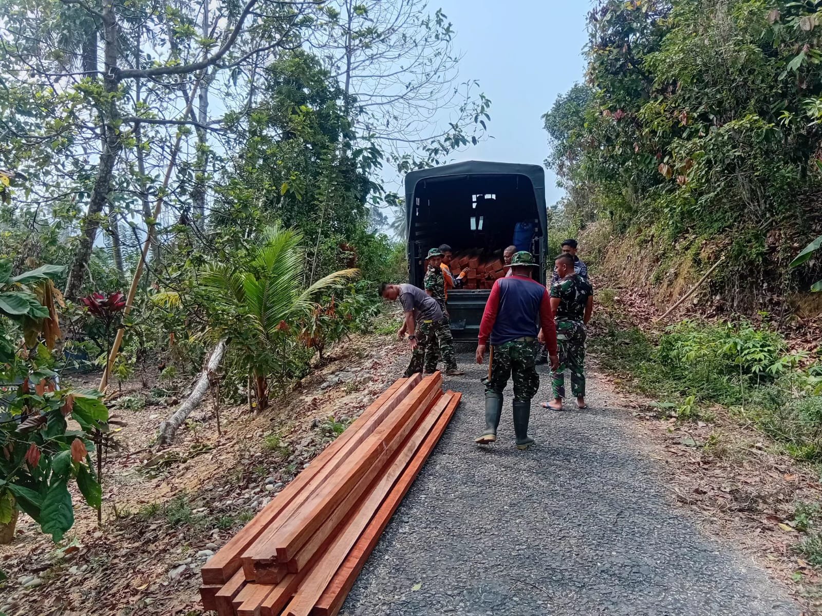 Solidaritas TNI dan Penduduk Dalam Program TMMD