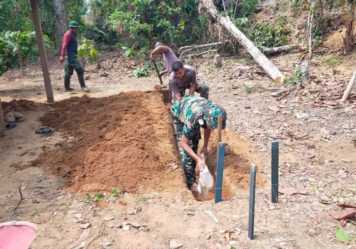 Proses Penggalian Pondasi RTLH Bapak Tuku Djobu oleh Satgas TMMD ke-130 Kodim 1307/Poso