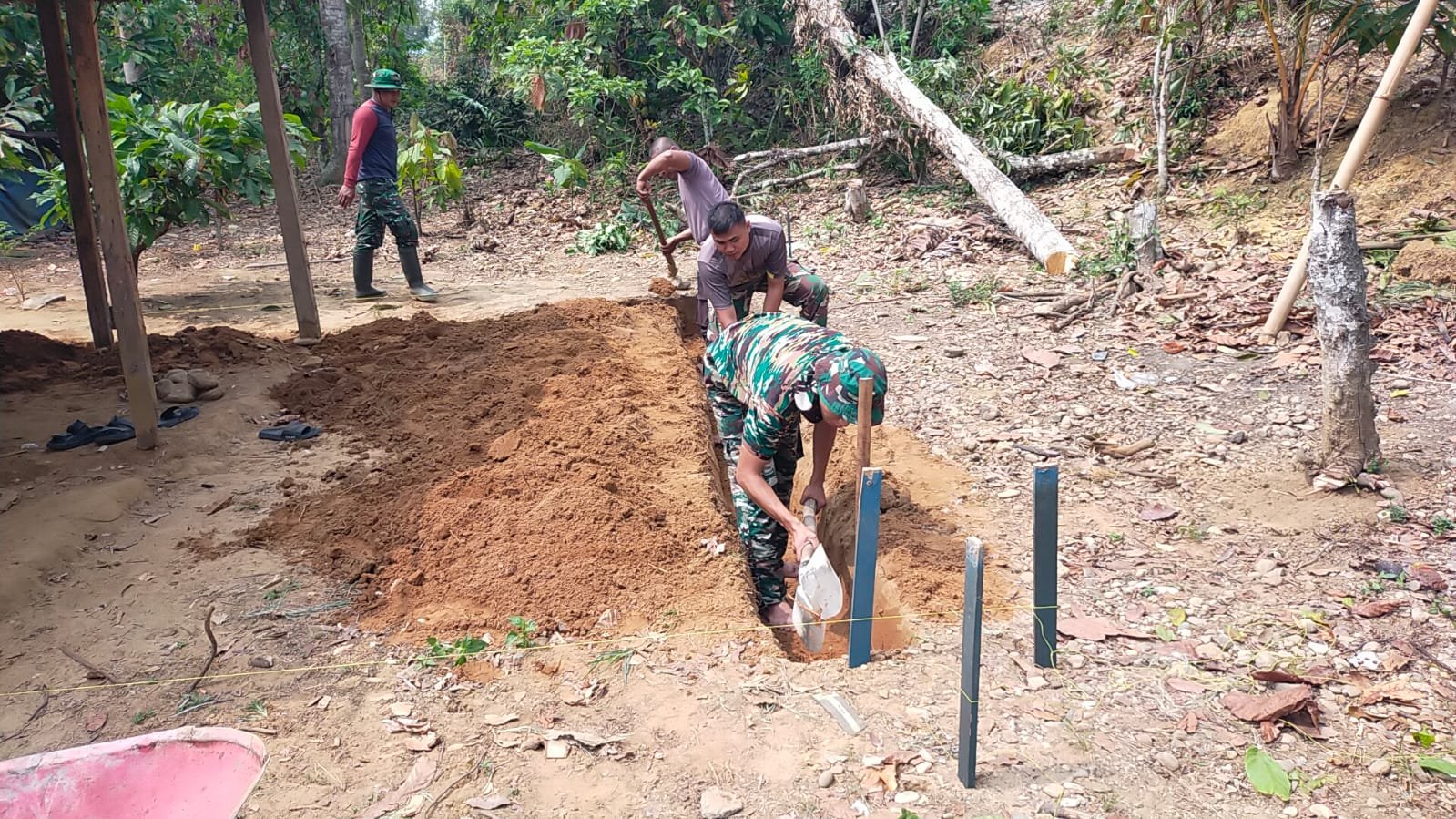 Proses Penggalian Pondasi RTLH Bapak Tuku Djobu oleh Satgas TMMD ke-130 Kodim 1307/Poso
