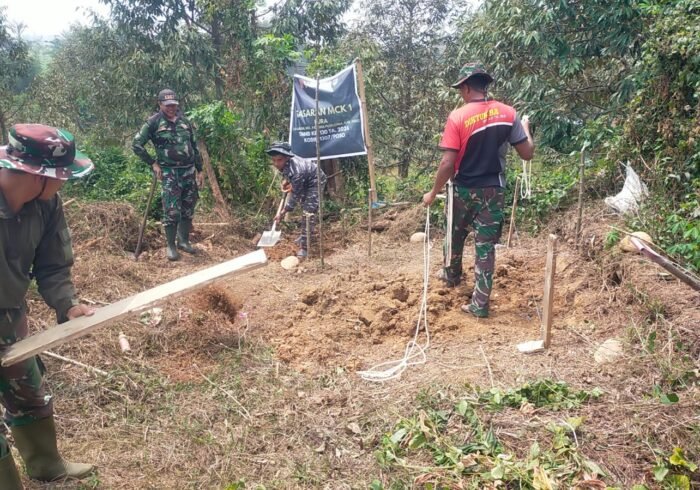 Pondasi MCK Umum Di Desa Leboni Digarap Satgas TMMD ke-130