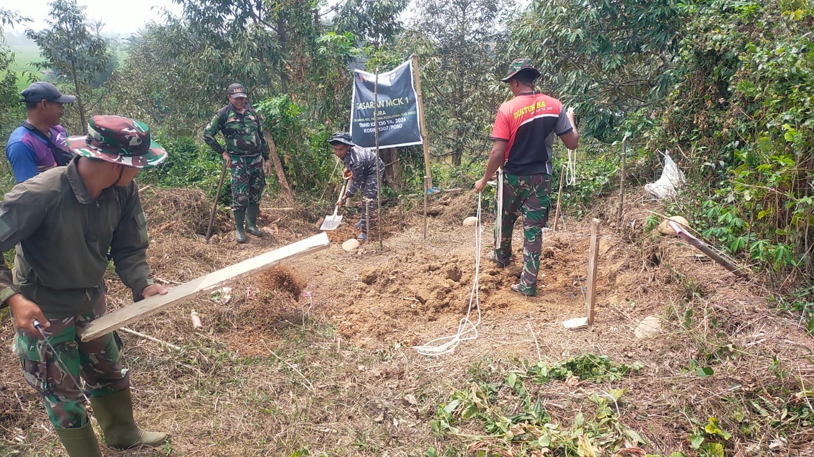 Pondasi MCK Umum Di Desa Leboni Digarap Satgas TMMD ke-130