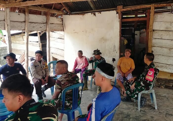 Satgas TMMD ke-130 Kodim 1307/Poso Melaksanakan Komsos Saat Istirahat