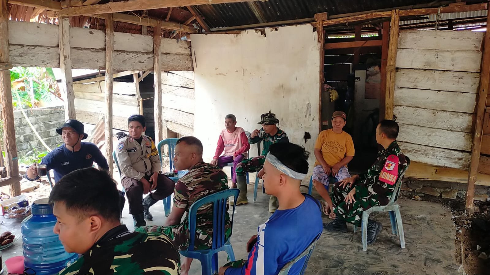 Satgas TMMD ke-130 Kodim 1307/Poso Melaksanakan Komsos Saat Istirahat