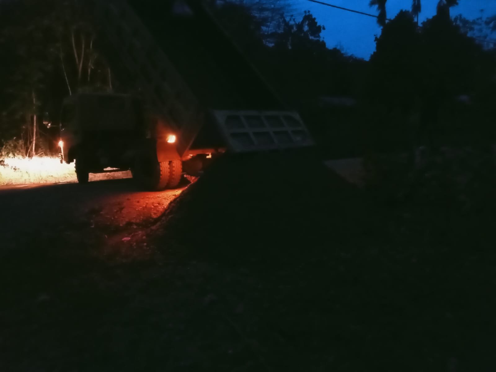Semangat Malam Satgas TMMD ke-130 Kodim 1808/Mansel dalam Kegiatan Pelansiran Material