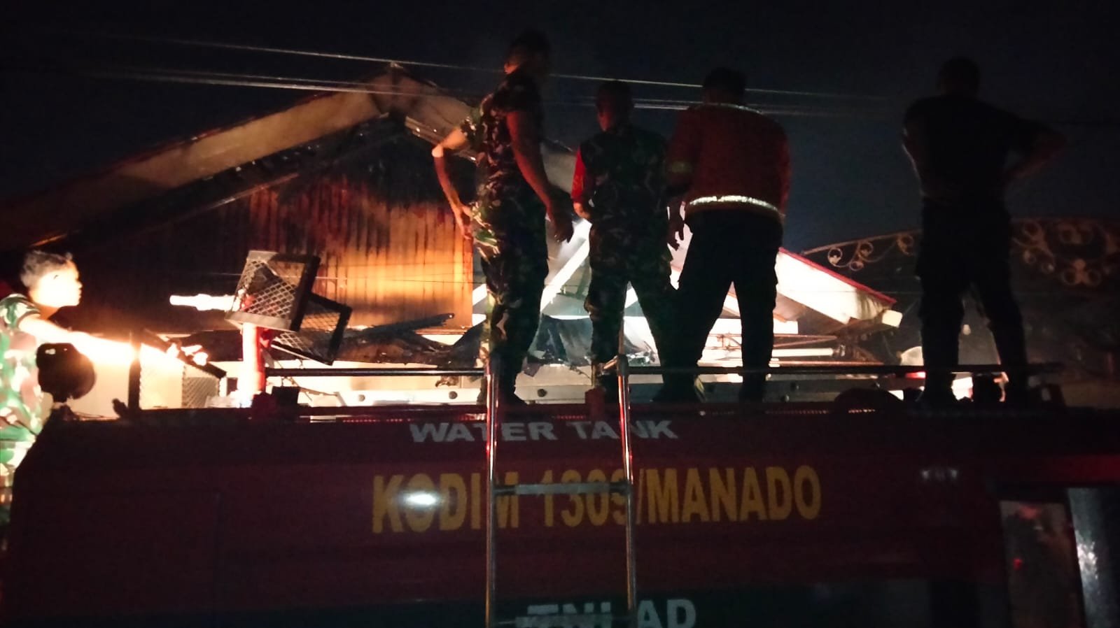 DUKUNGAN TNI DAN PEMADAM KEBARAKAN ATASI ANGKA KEBAKARAN DI MANADO