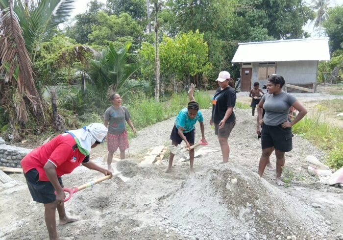 Spirit Kebersamaan Mama Papua dalam TMMD ke-130