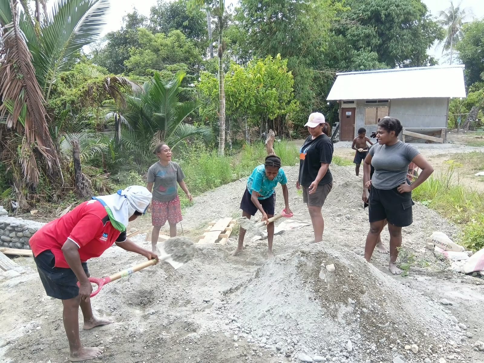 Spirit Kebersamaan Mama Papua dalam TMMD ke-130