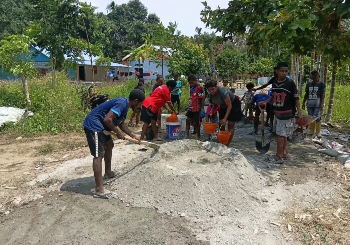Mama-Mama Papua Ikut Serta dalam TMMD, Tunjukkan Kemanunggalan TNI dan Rakyat