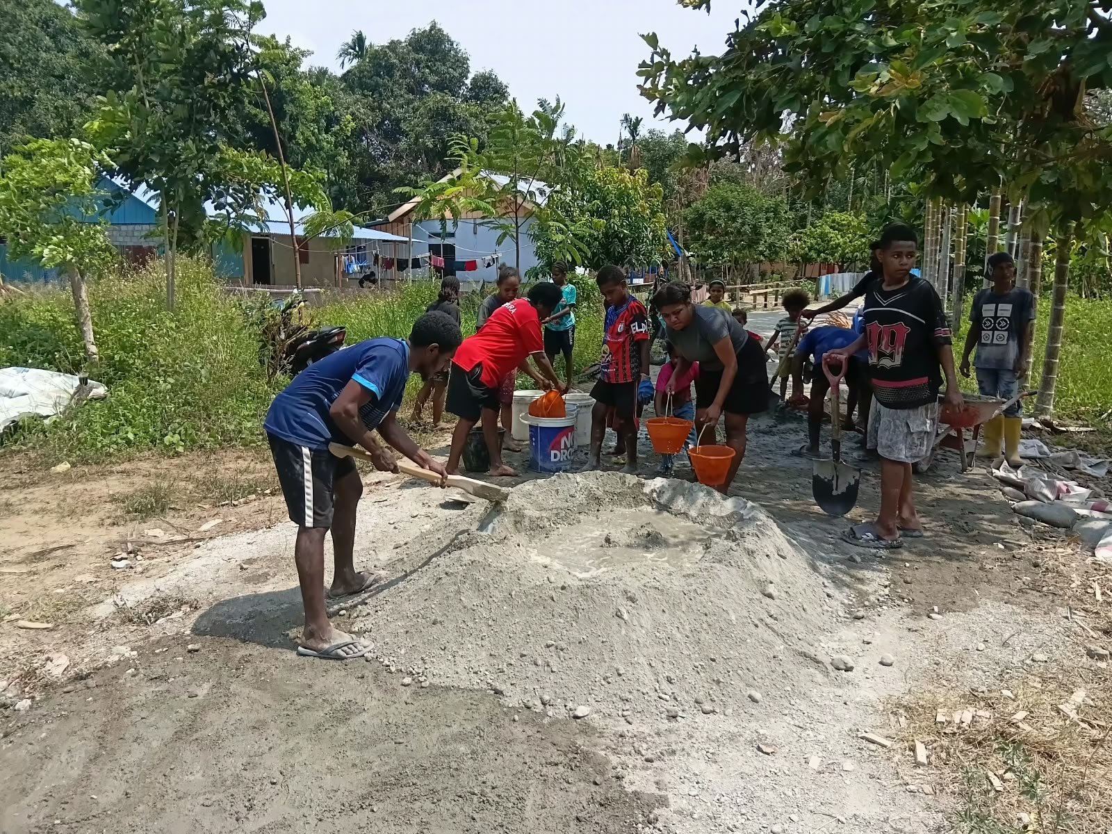 Mama-Mama Papua Ikut Serta dalam TMMD, Tunjukkan Kemanunggalan TNI dan Rakyat