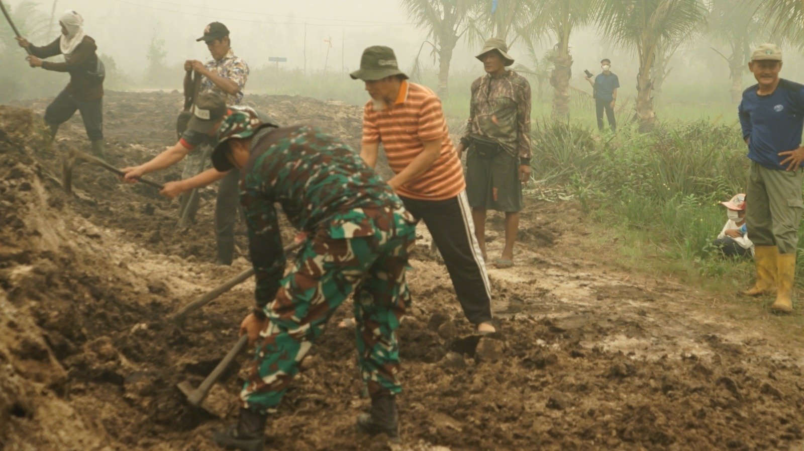 TNI Dan Warga Kolaborasi Dalam Pembangunan Drainase