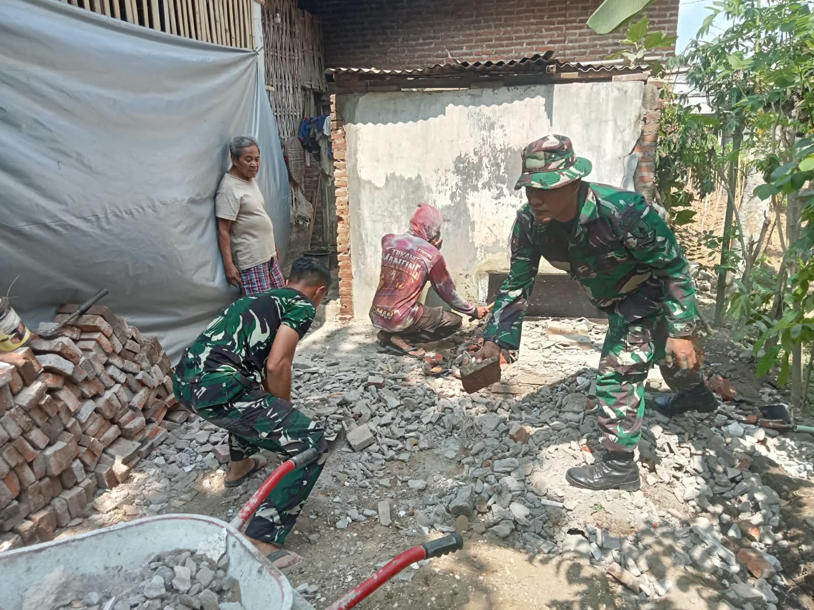 Pembangunan Rumah Suparlan Dimulai oleh Satgas TMMD ke-130 Kodim Tulungagung