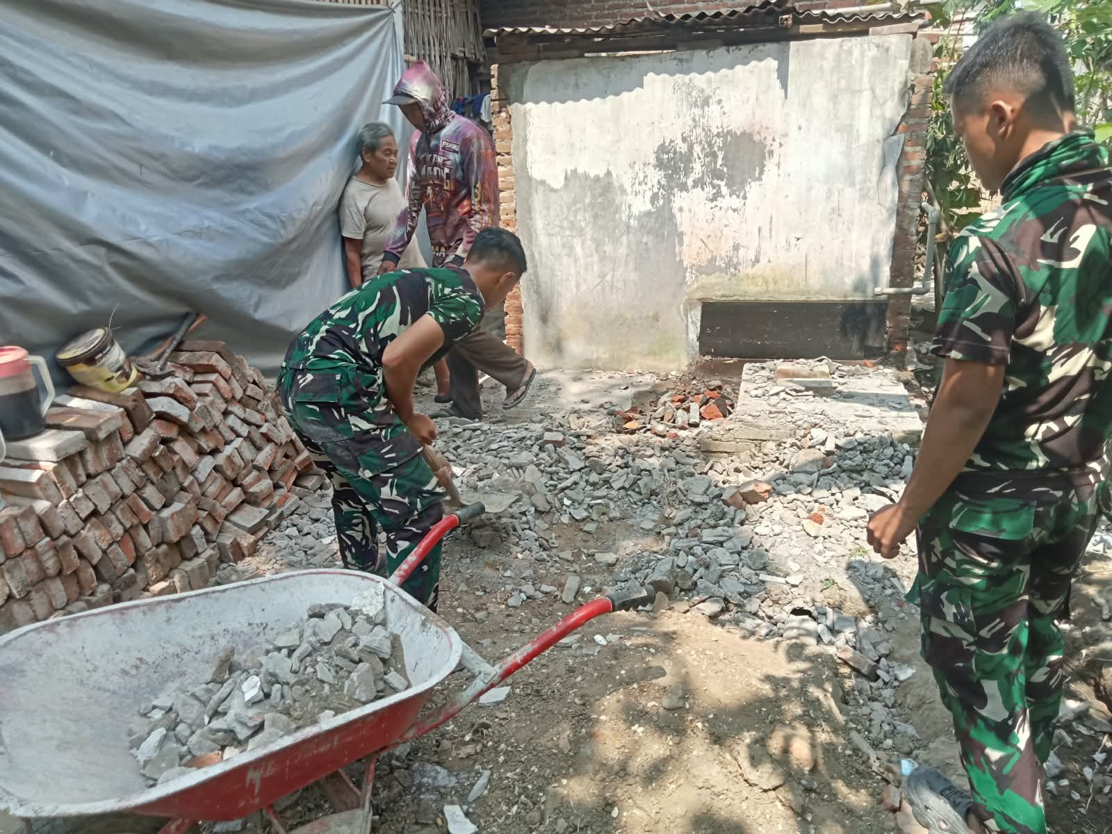 TMMD Kodim Tulungagung Membangun Rumah dan Sanitasi Bagi Suparlan