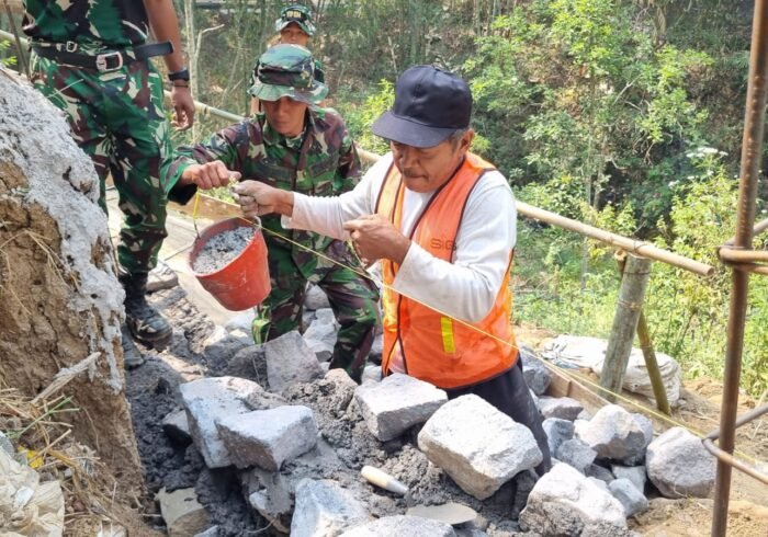 Semangat Tak Kenal Usia: Tindakan Pak Darto dan Satgas TMMD 130 di Desa Taji