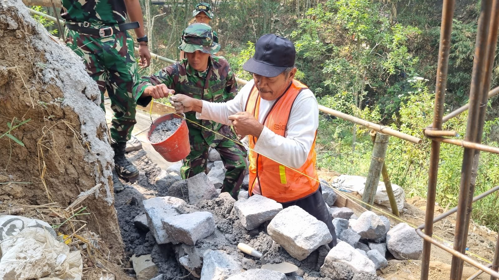 Semangat Tak Kenal Usia: Tindakan Pak Darto dan Satgas TMMD 130 di Desa Taji