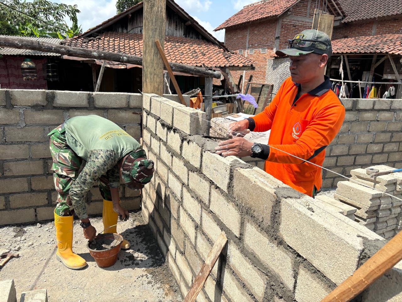 Agus Suwandi Terlibat Langsung Dalam Proses Pembangunan Rumahnya