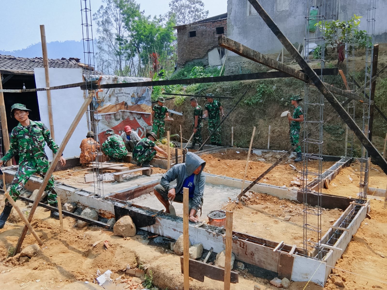 Pondasi Kuat Rumah Bapak Nanang Dikerjakan Satgas TMMD dengan Cermat