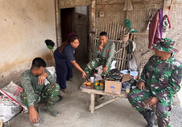 Kedekatan TNI dan Masyarakat Melalui Sajian Sederhana di TMMD