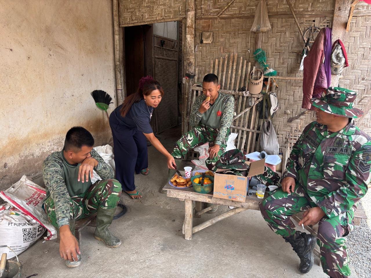 Kedekatan TNI dan Masyarakat Melalui Sajian Sederhana di TMMD