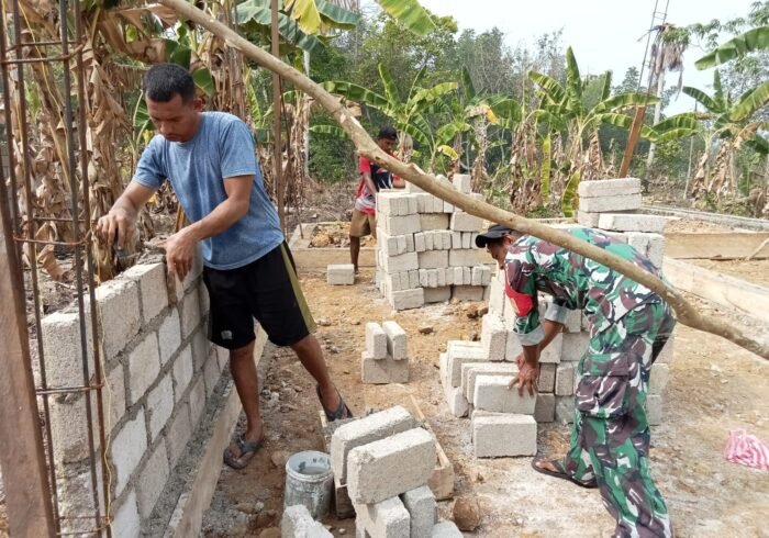 Pemasangan RTLH Berlanjut, Babinsa Praka Tehupuring Aktif di Lokasi