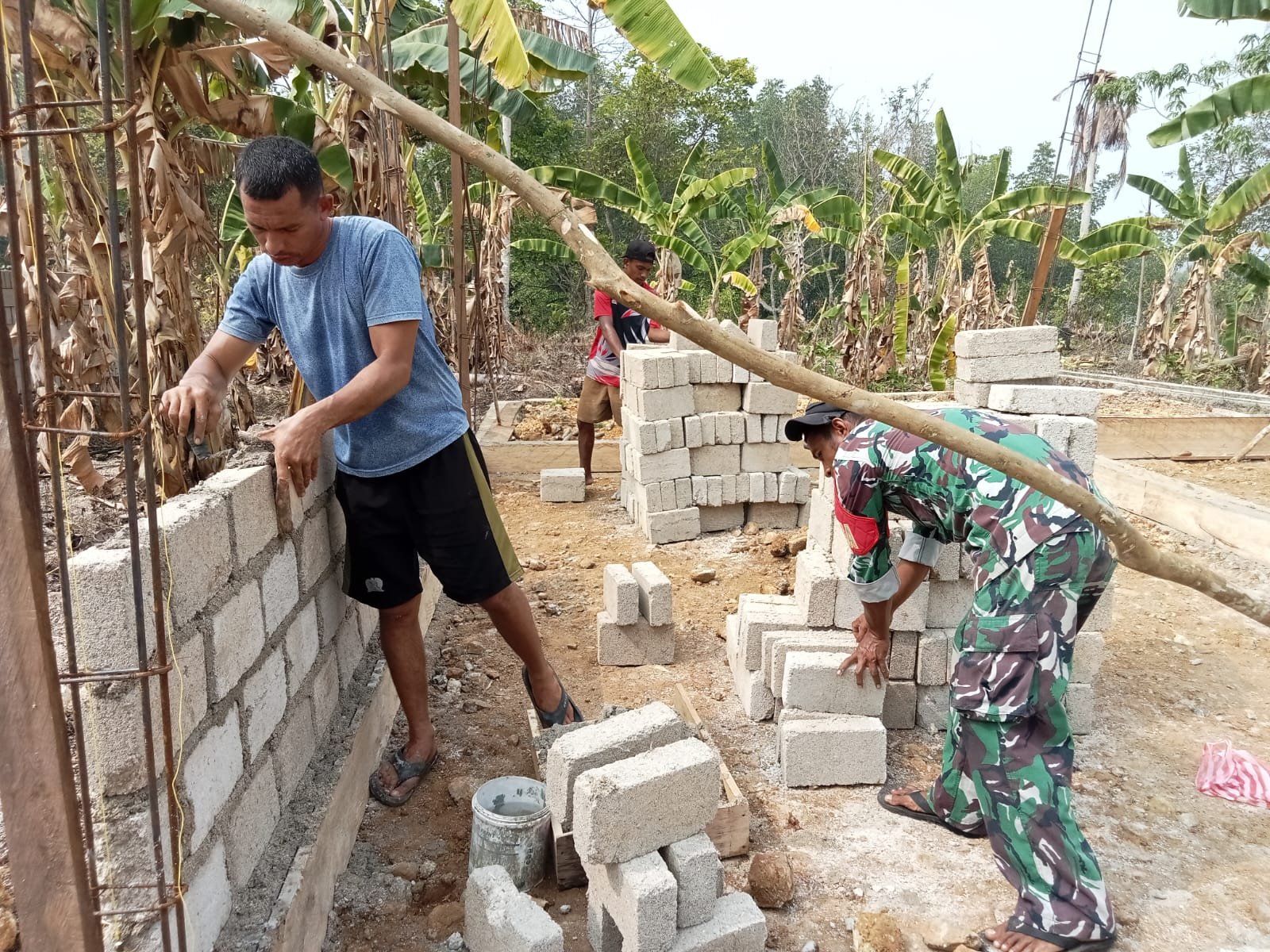 Pemasangan RTLH Berlanjut, Babinsa Praka Tehupuring Aktif di Lokasi