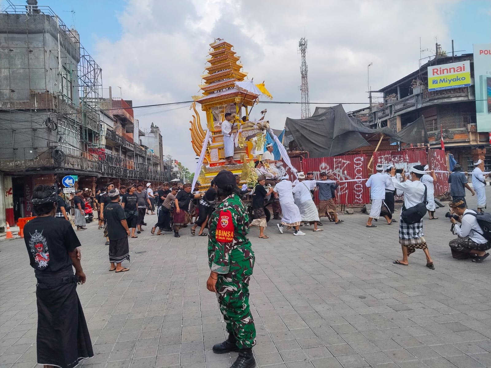 Kehadiran Babinsa Dukung Kelancaran Prosesi Adat Ngaben
